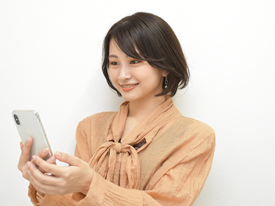 スマホで予約をする女性